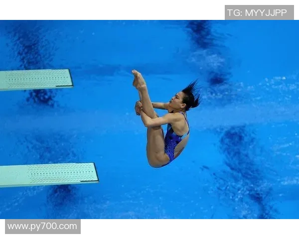 从高空跃入水花之间探寻跳水运动的力量美感与心灵震撼